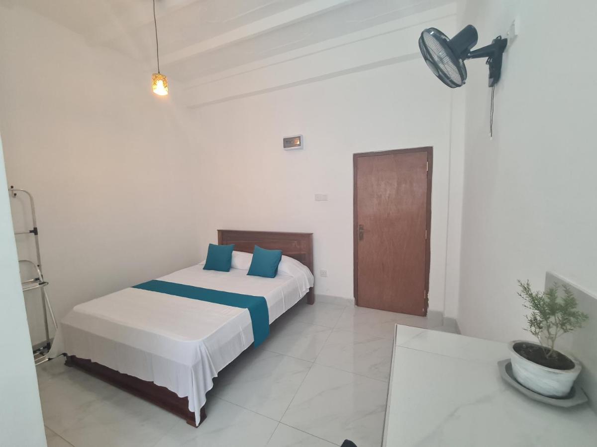 Ceylon Lodge - Airport Transit Hostel Negombo Exteriör bild