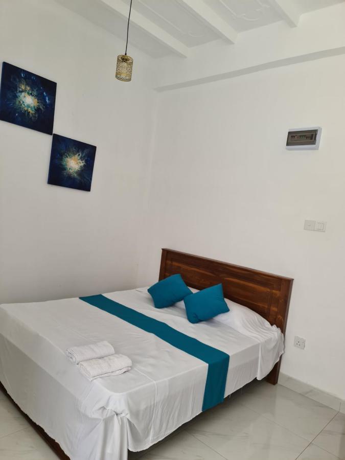 Ceylon Lodge - Airport Transit Hostel Negombo Exteriör bild