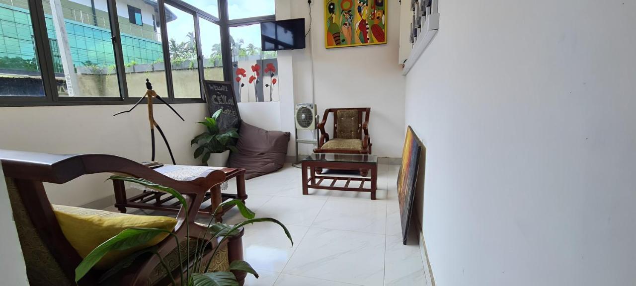 Ceylon Lodge - Airport Transit Hostel Negombo Exteriör bild