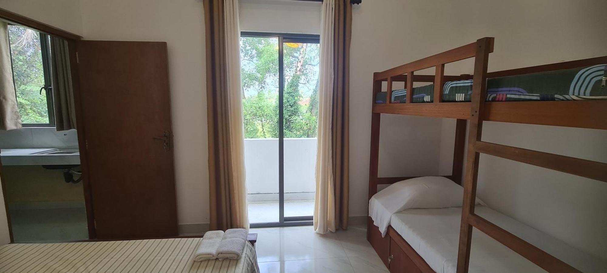 Ceylon Lodge - Airport Transit Hostel Negombo Exteriör bild